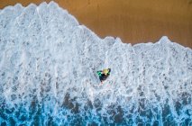 Триатлоніст стоїть на морі — стокове фото