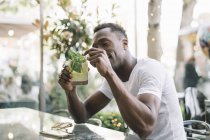 Hombre beber refresco de verano - foto de stock