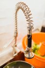 Moderner Wasserhahn in der Küche — Stockfoto