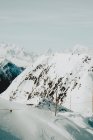 Высокие снежные горы — стоковое фото