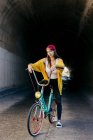 Frau steht mit Fahrrad — Stockfoto