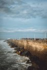 Frente marítima de tijolo com turistas — Fotografia de Stock