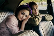 Frauen auf Rücksitz im Auto — Stockfoto