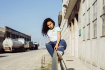 Teenager-Mädchen sitzt auf Geländer — Stockfoto