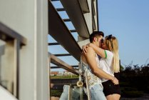 Paar mit Skateboard küsst sich im Freien — Stockfoto