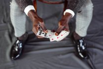 Mãos segurando baralho de cartas de jogo — Fotografia de Stock