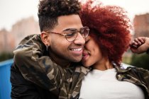 Jovem casal abraçando ao ar livre — Fotografia de Stock