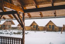 Горные домики снежный пейзаж. — стоковое фото