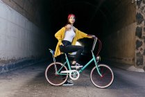 Donna in piedi con bicicletta — Foto stock