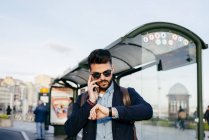 Traveler talking on phone in city — Stock Photo