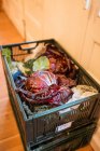 Коробка наповнена свіжими овочами — стокове фото