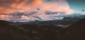 Cielo colorido sobre valle de montaña - foto de stock