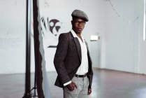 Стильный черный мужчина позирует в студии — стоковое фото