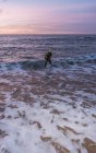 Триатлоніст стоїть у морському серфінгу — стокове фото