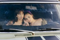Frauen sitzen im Auto — Stockfoto