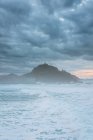 Ondas brancas tempestuosas e quebra-mar — Fotografia de Stock