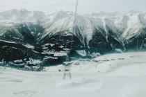 Caminho de cabo em montanhas de inverno — Fotografia de Stock