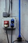 Enchufes eléctricos en garaje mecánico - foto de stock