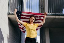 Mulher apto de pé com bandeira dos EUA — Fotografia de Stock