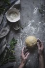 Mains pétrissant la pâte — Photo de stock