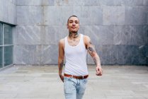 Tatuato uomo con piercing — Foto stock