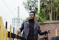 Чорний чоловік стоїть на рейках — стокове фото