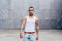 Hombre tatuado con piercing - foto de stock