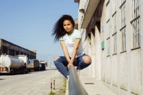 Teenager-Mädchen sitzt auf Geländer — Stockfoto