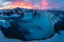 Vista majestosa de pequenas cachoeiras durante o incrível nascer do sol na Islândia. — Fotografia de Stock