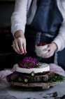 Frau dekoriert Kuchen mit Beeren — Stockfoto