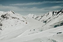 Person beim Skifahren auf schneebedecktem Hang — Stockfoto