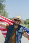 Homme au chapeau avec drapeau américain — Photo de stock