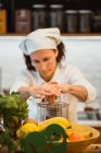 Frau quetscht Früchte in Café — Stockfoto