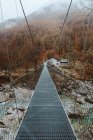 Brücke führt zu Dorfhäusern — Stockfoto