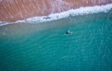 Entrenamiento de triatleta en agua de mar - foto de stock