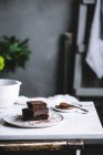 Pedaços de brownie saboroso — Fotografia de Stock
