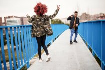 Couple marchant sur le pont — Photo de stock