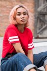 Asiatische Frau Blick auf Kamera — Stockfoto
