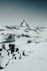 Hoher Gipfel mit Schnee bedeckt — Stockfoto