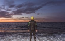 Triatleta de pé no mar — Fotografia de Stock