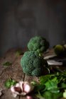 Brokkoli auf Holztisch — Stockfoto
