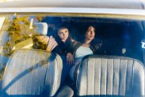 Femmes assises sur le siège arrière dans la voiture — Photo de stock