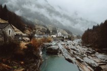 Річка і маленьке містечко в горах — стокове фото