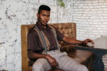 Чернокожий мужчина сидит в кафе — стоковое фото