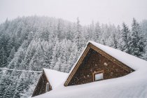 Mountain cabins snowy landscape. — Stock Photo