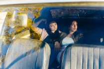 Mulheres sentadas no banco de trás no carro — Fotografia de Stock