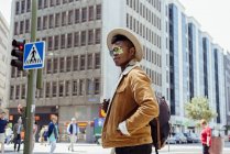 Negro hombre caminando en la calle - foto de stock