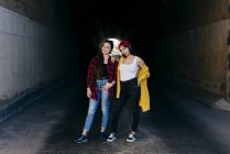Женщины, стоящие в подземке — стоковое фото