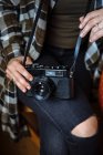 Руки тримають старовинну фотокамеру — стокове фото