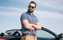 Attraktiver Mann posiert im Cabrio. — Stockfoto